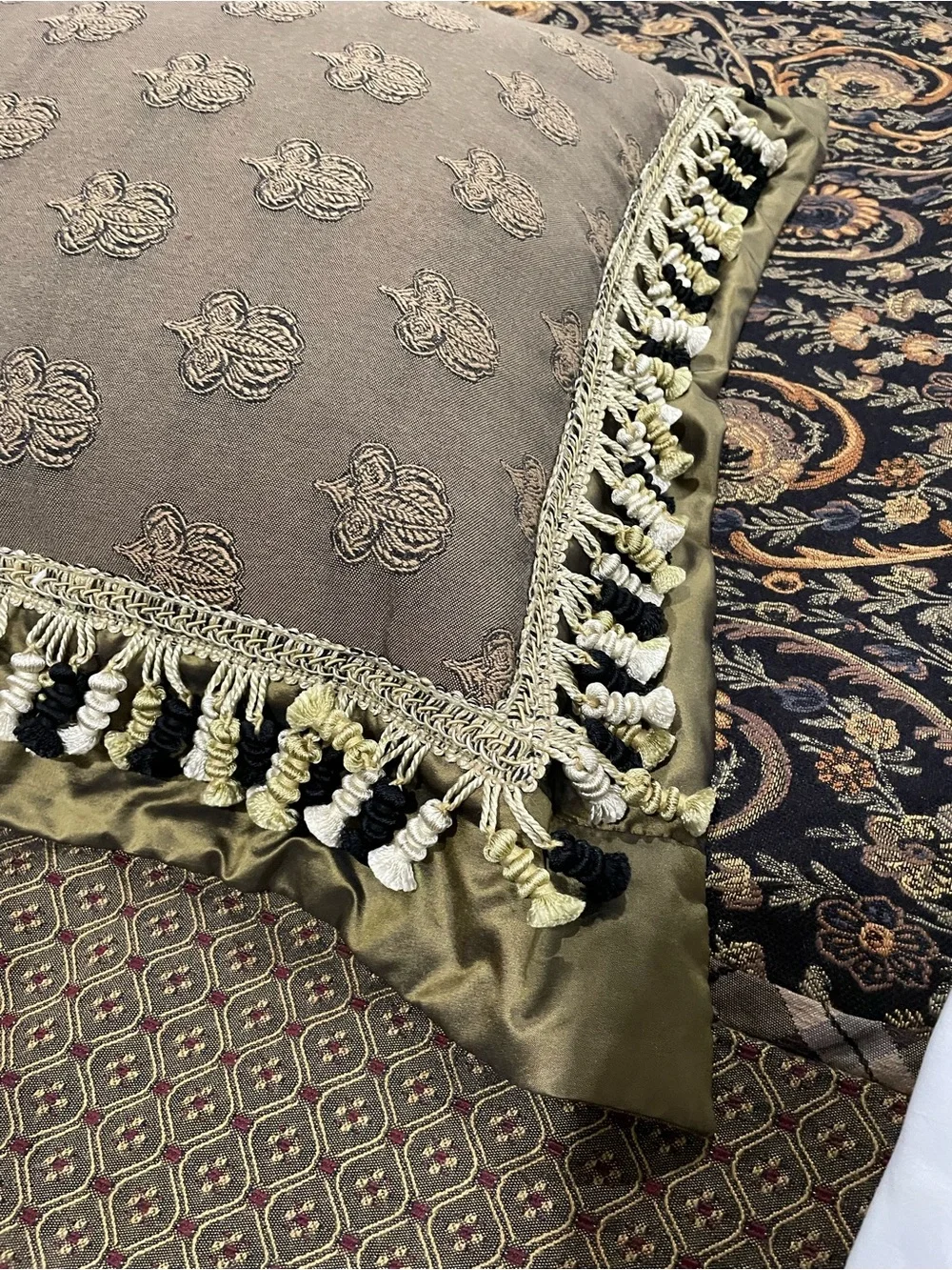 Luxury Brown and Black Paisley Quilt Set